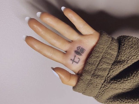 Гранде набила на руке ошибочную надпись на японском языке