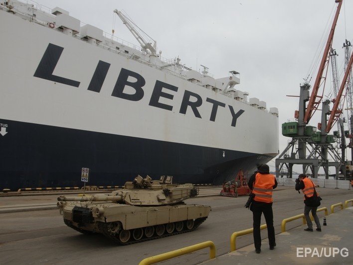В Ригу прибыл грузовой корабль с американским военным снаряжением и бронетехникой