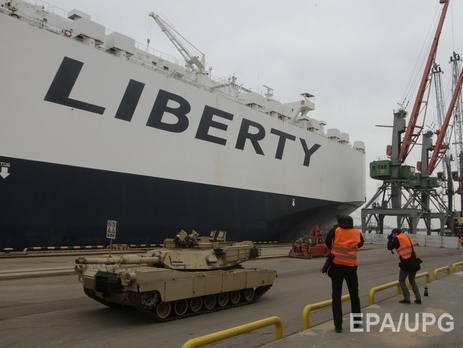 В Ригу прибыл грузовой корабль с американским военным снаряжением и бронетехникой