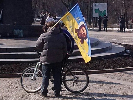 Харьковчане читали стихи и выпускали в небо воздушные шарики по случаю дня рождения Шевченко. Фоторепортаж