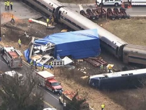 В США пассажирский поезд сошел с рельсов в результате столкновения с грузовиком
