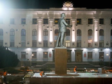 В Симферополе отреставрировали памятник Ленину