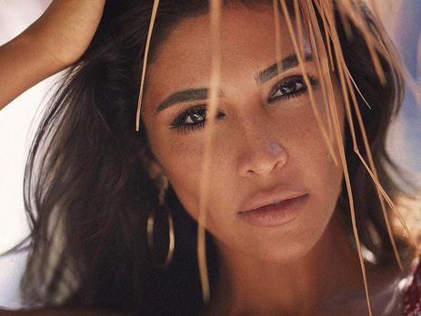 Димопулос показала фигуру в купальнике, лежа на песке