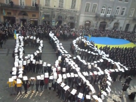 Более тысячи львовян исполнили гимн Украины возле ратуши. Видео
