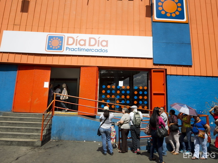 В магазинах Венесуэлы будут снимать отпечатки пальцев покупателей для борьбы со скупкой продуктов свыше лимитов