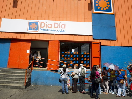 В магазинах Венесуэлы будут снимать отпечатки пальцев покупателей для борьбы со скупкой продуктов свыше лимитов