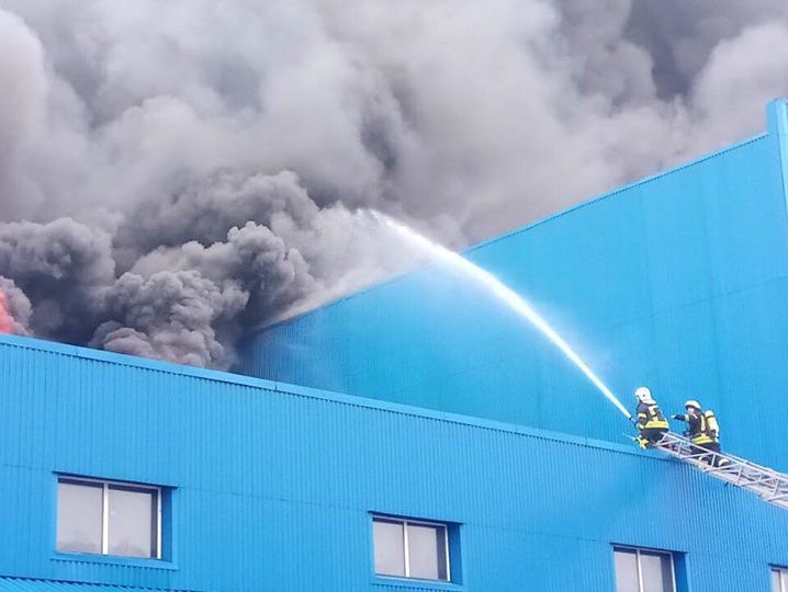 Площадь пожара на складах в Киеве увеличилась до 10,5 тыс. м² – ГСЧС
