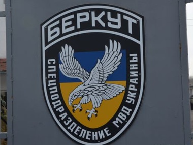 В Симферополе местные жители пикетировали базу "Беркута"
