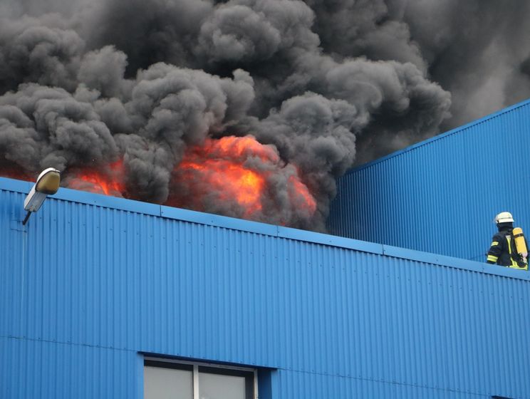 Пожар на складах в Деснянском районе Киева: есть угроза обвала строительных конструкций – ГСЧС
