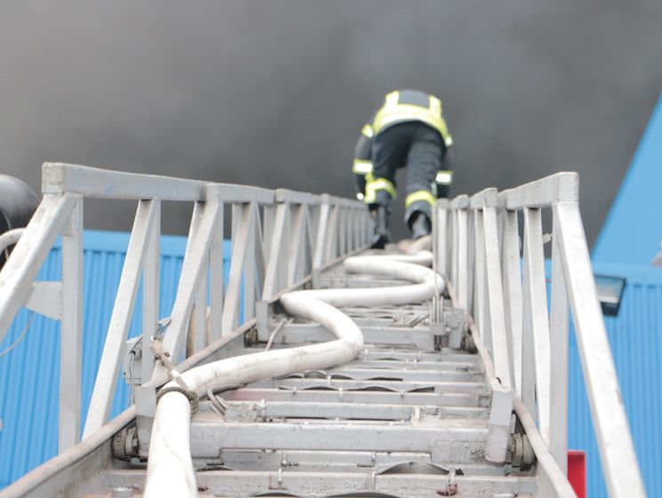 Рятувальники ліквідували пожежу на складах у Деснянському районі Києва – ДСНС