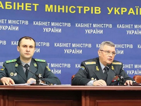Виктор Назаренко (справа) сообщил, что постепенно от бумажных пропусков для въезда и выезда из зоны АТО будут отказываться