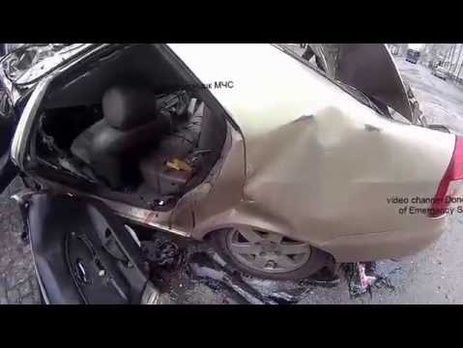 СМИ: В Донецке танк раздавил легковой автомобиль, предположительно, с террористами