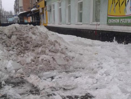 В Конотопе упавшая с крыши ледяная глыба травмировала двух человек