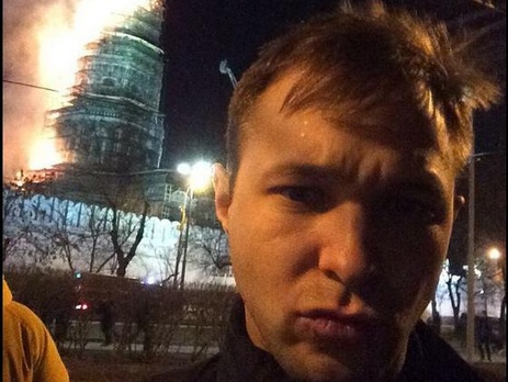 Москвичи делают селфи на фоне горящего Новодевичьего монастыря