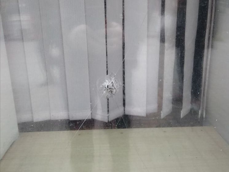 У поліції заявили, що вікно київської організації НСЖУ пошкоджено не пострілом