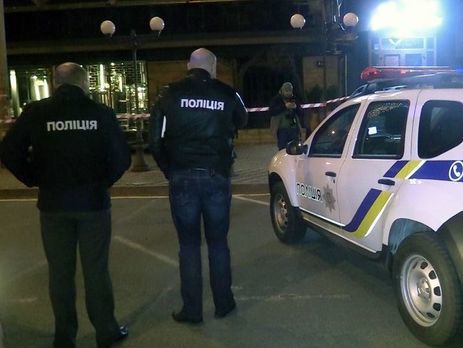 В Киеве неизвестные избили полицейского, правоохранитель ранил нападавших
