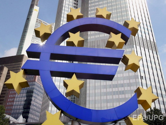 Курс евро к доллару достиг 12-летнего минимума