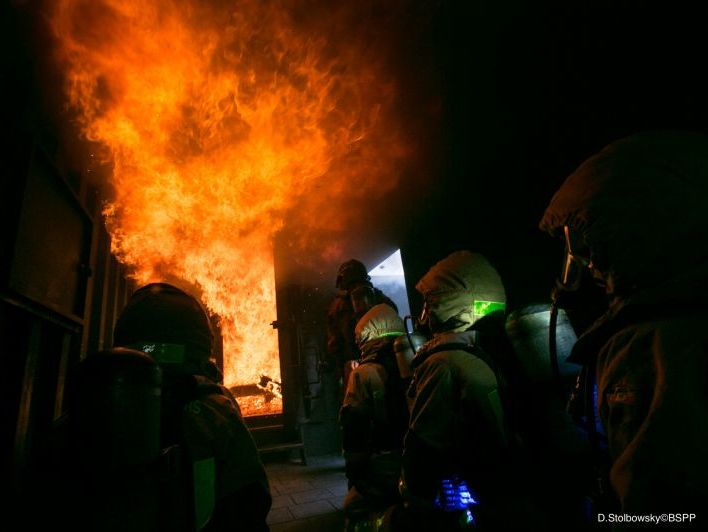 В результате пожара в жилом доме в Париже восемь человек погибли, еще 30 пострадали