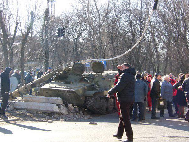 СМИ: Военнослужащих, сбивших женщину с детьми в Константиновке, перевезли в Краматорск