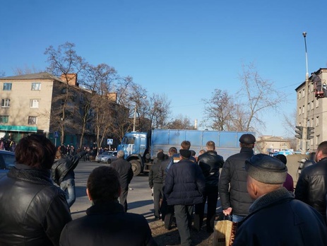 Стихийный митинг в Константиновке на месте гибели семилетней девочки в ДТП с участием военных. Фоторепортаж