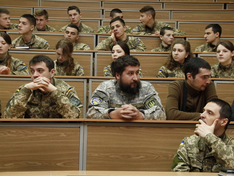 В Киеве начались тренинги для мобилизованных журналистов. Фоторепортаж