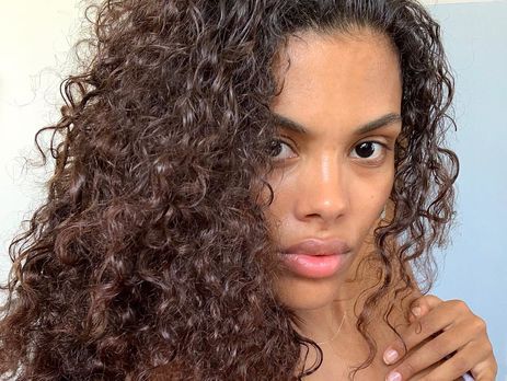 Кунаки показала свои младенческие снимки с мамой