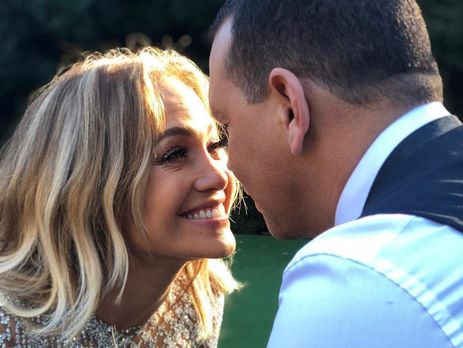 Лопес отмечает два года отношений с Родригесом