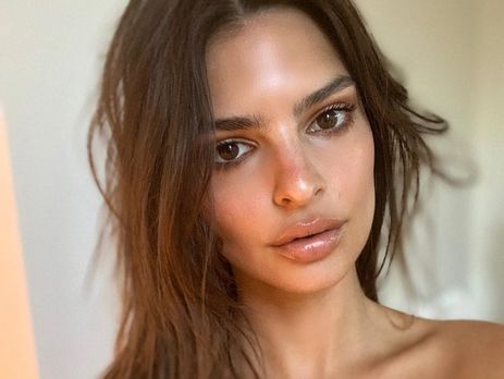 Ратаковськи показала голі груди