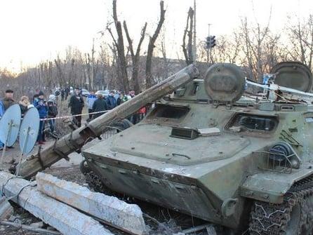 СМИ: В толпе на митинге в Константиновке был слышен выстрел