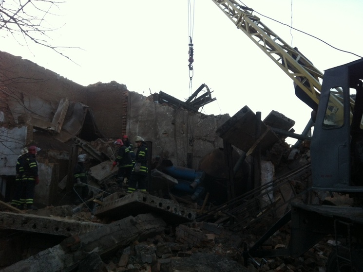 Спасатели достали тело еще одного погибшего из-под завалов здания агрофирмы в Хмельницкой области