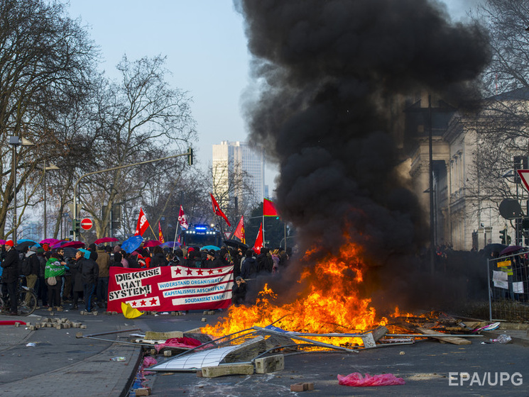 В Германии митингующие подожгли автомобили, протестуя против открытия нового офиса Европейского Центробанка