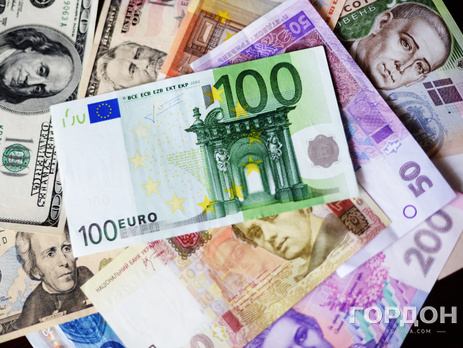 НБУ ослабил официальный курс национальной валюты к доллару на 1,05 грн