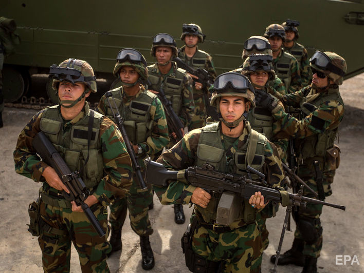 У Венесуелі військові перекрили міст, по якому мають доправити гуманітарну допомогу