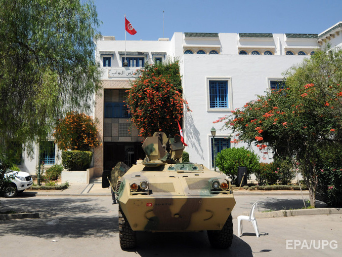 В результате нападения на здание парламента Туниса погибли восемь туристов