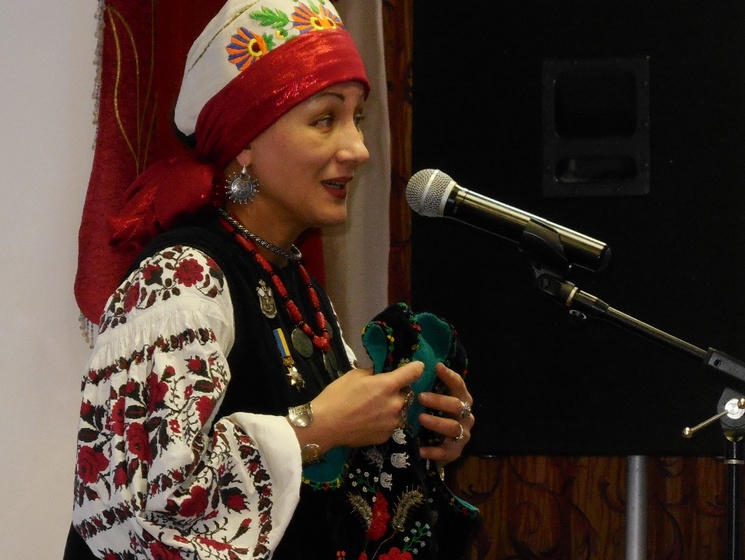 В Хабаровске облили зеленкой руководительницу украинского хора