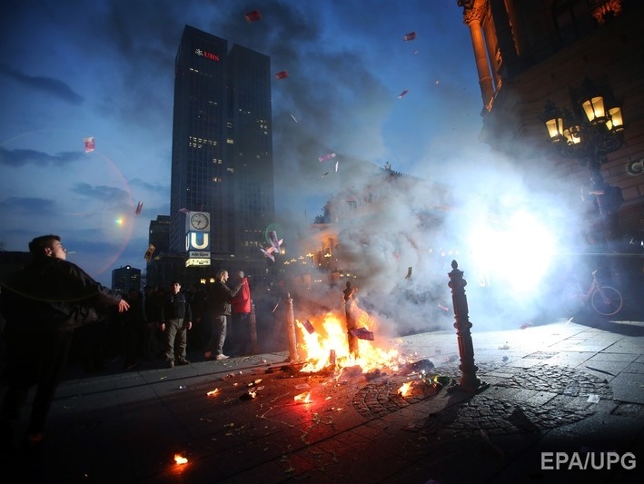 В беспорядках во Франкфурте-на-Майне пострадали уже 230 человек, количество участников протеста возросло до 17 тыс. 