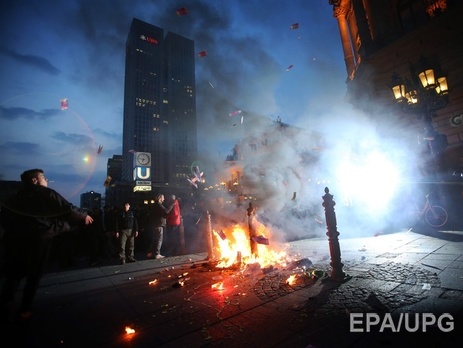 В беспорядках во Франкфурте-на-Майне пострадали уже 230 человек, количество участников протеста возросло до 17 тыс. 