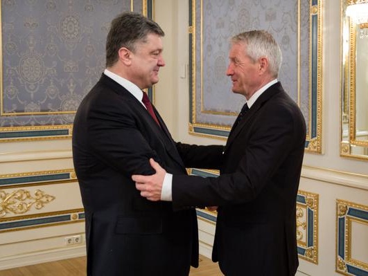 Порошенко обратился к Ягланду с просьбой помочь в освобождении из РФ украинских заложников