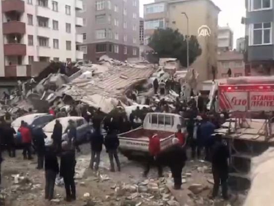 В Стамбуле обрушилось жилое здание, по предварительным данным, погиб один человек