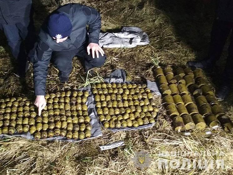 У Хмельницькій області чоловік виявив три мішки бойових гранат у заростях неподалік від свого села – поліція