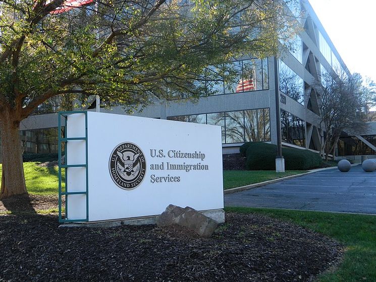 Служба громадянства та імміграції США закриває офіс у Росії