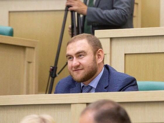 Підозрюваний у вбивствах російський сенатор Арашуков заявив, що його посадили в камеру до терориста
