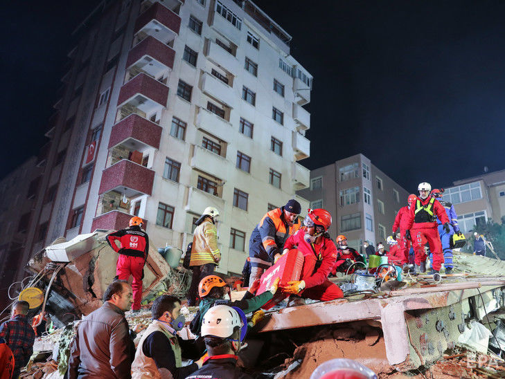 Число жертв обрушения жилого дома в Стамбуле возросло до шести