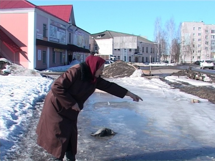 В Костромской области РФ пенсионерка с правнучкой чуть не утонули в луже на тротуаре в центре города