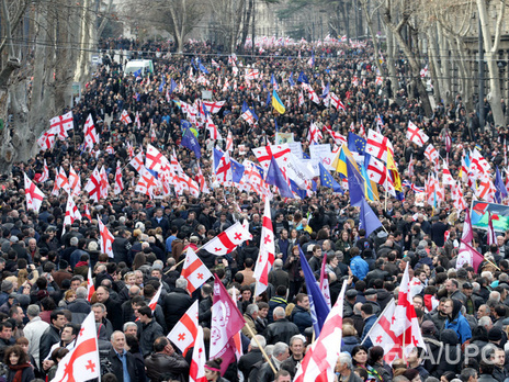 По видеосвязи из Брюсселя к протестующим обратился экс-президент Грузии Михаил Саакашвили