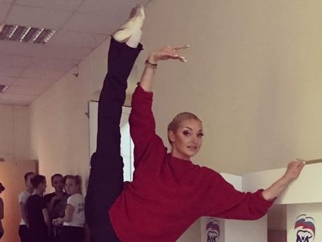 Әйелі досына үстел астында минет жасайды