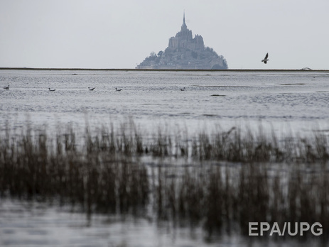 Город Мон-Сен-Мишель на атлантическом побережье Франции в результате прилива оказался полностью отрезанным от материка. Фоторепортаж