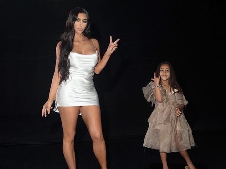 Дочь Кардашян и Уэста уснула у отца на плечах