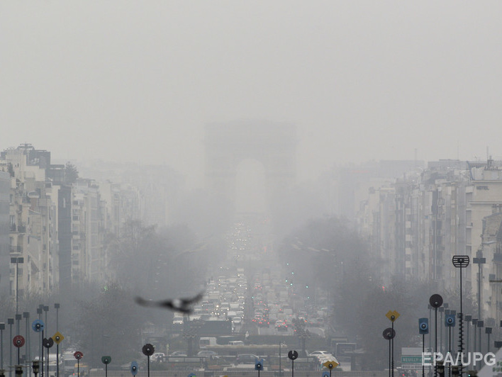 В Париже из-за загрязнения воздуха резко ограничат движение транспорта