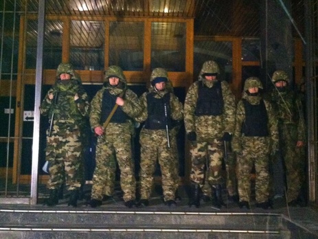 Возле офиса компании 